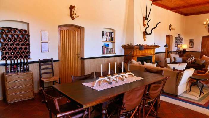 Ein Wohnzimmer mit einem Tisch und Stühlen und einem Kamin