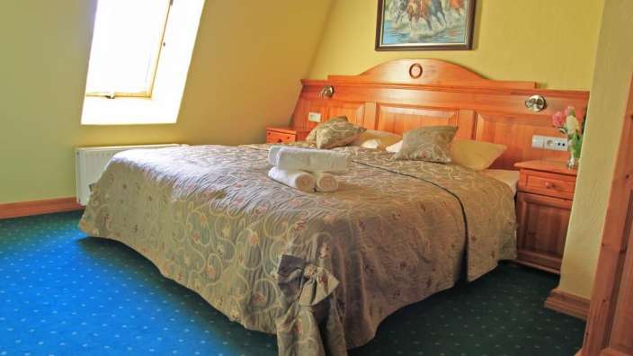 Ein Schlafzimmer mit einem Bett und einem Gemälde über dem Bett