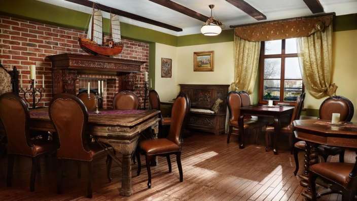 Ein Esszimmer mit einem Tisch und Stühlen