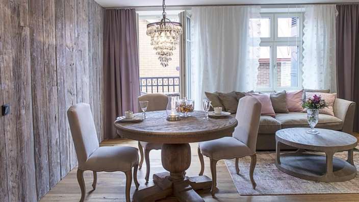 Ein Wohnzimmer mit einem Tisch und Stühlen und einem Couchtisch