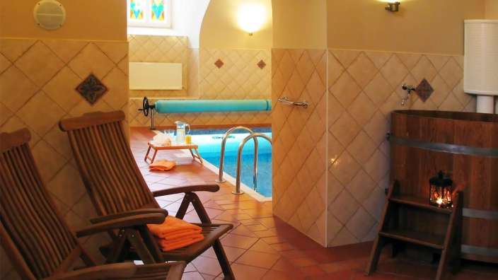 Ein Raum mit Stühlen und einem Swimmingpool