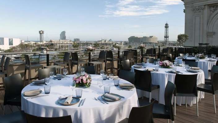 Ein Tisch mit einem weißen Tischtuch und schwarzen Stühlen