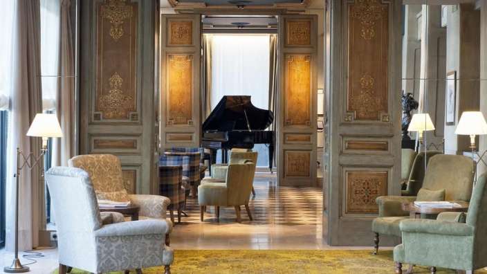 Ein Wohnzimmer mit vielen Stühlen und einem Klavier