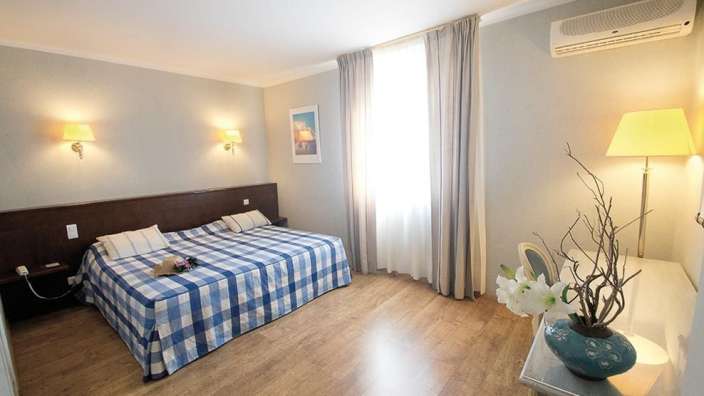 Ein Hotelzimmer mit einem Bett und einer Lampe