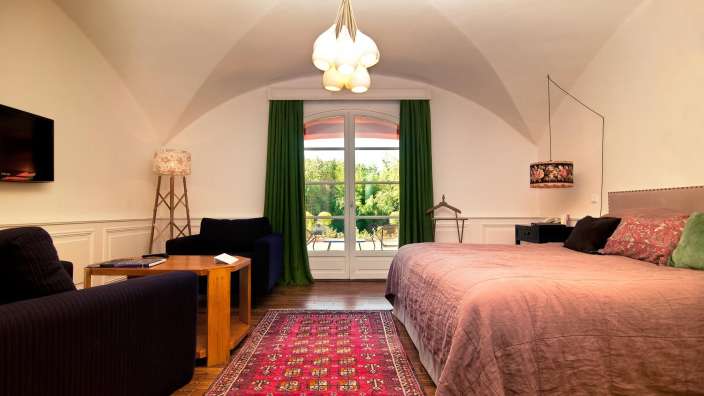 Ein Schlafzimmer mit einem Bett und einem Stuhl