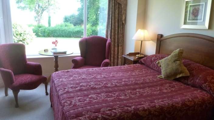 Ein Schlafzimmer mit einem Bett und zwei Stühlen