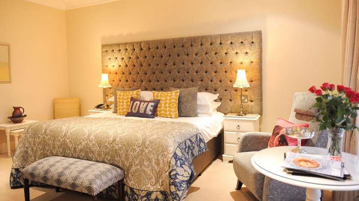 Ein Schlafzimmer mit einem Bett und einem Kissen mit dem Wort Liebe darauf