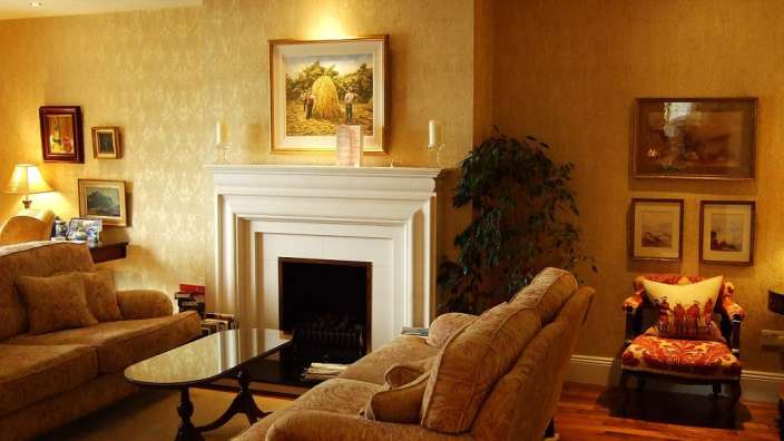 Ein Wohnzimmer mit einem Couchtisch und einem Kamin