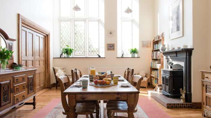 Ein Esszimmer mit einem Tisch und Stühlen und einem Kamin