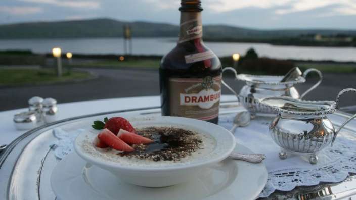 Ein Tablett mit einem Dessert und einer Flasche drambuir