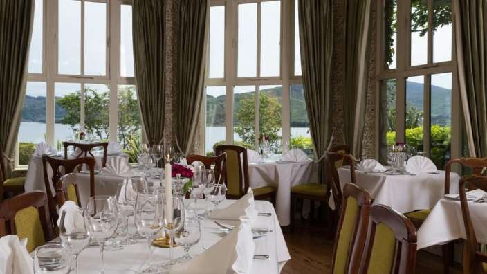 Tische und Stühle in einem Restaurant mit Blick auf einen See