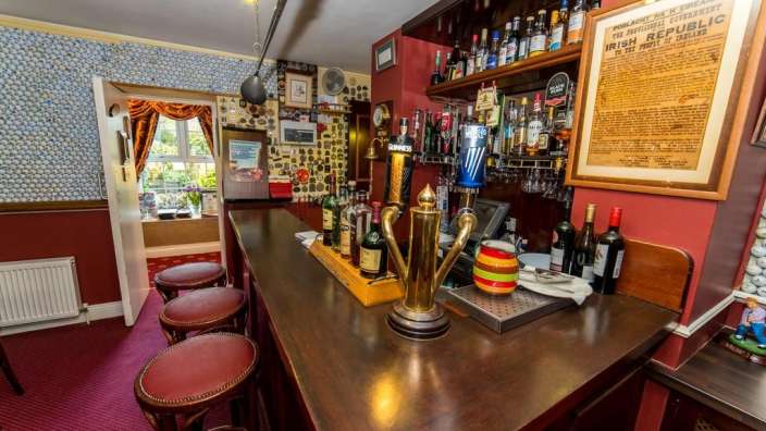 Eine Bar mit vielen Flaschen an der Theke