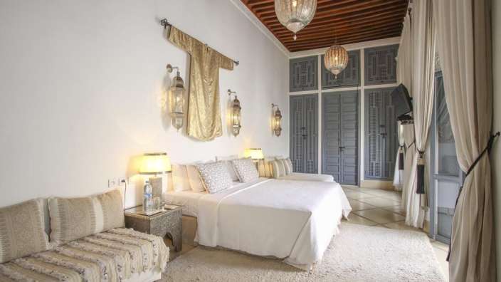 Ein Schlafzimmer mit einem Bett und einer Couch