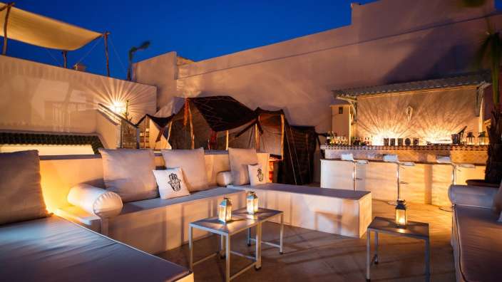 Ein Wohnzimmer mit weißen Möbeln und einer Bar