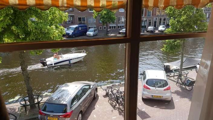 Ein silberner hyundai steht neben einem weißen boot