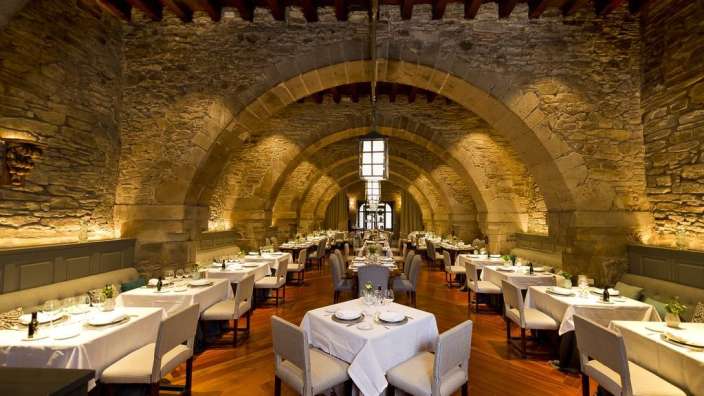 Ein Restaurant mit vielen Tischen und Stühlen