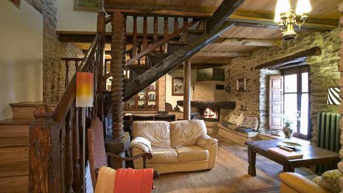 Ein Wohnzimmer mit einer Treppe und einem Kamin