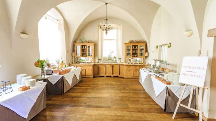Ein Buffet mit einem Schild , das sniadania breakfast sagt