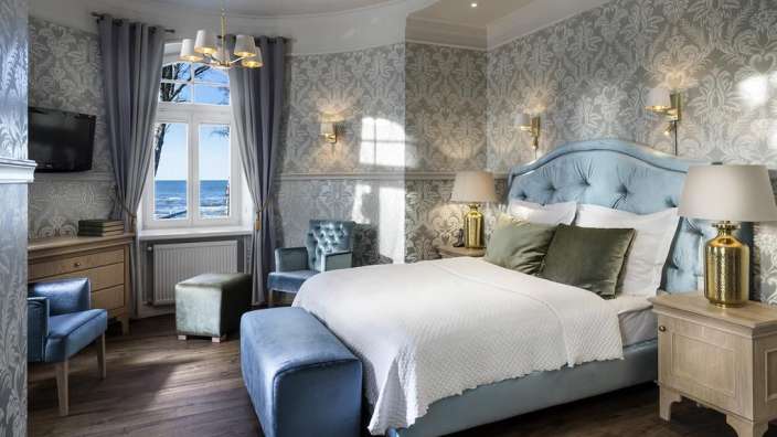 Ein Schlafzimmer mit einem Bett und einem Stuhl