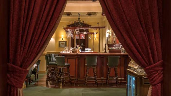 Ein Blick auf eine Bar durch eine rote Vorhänge