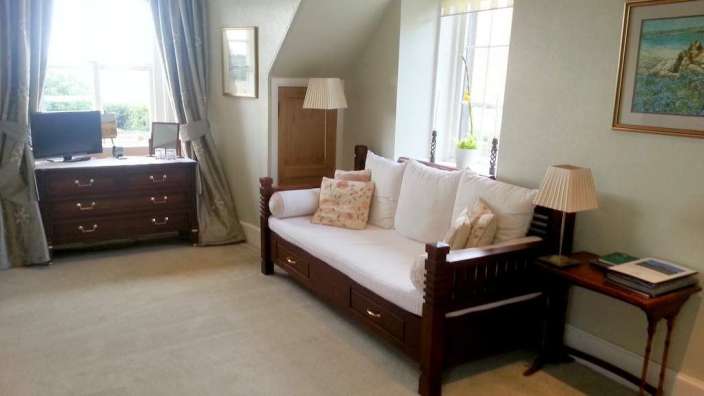 Ein Wohnzimmer mit einem Couchtisch und einer Kommode