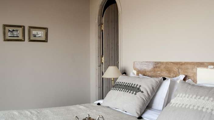 Ein Schlafzimmer mit einem Bett und zwei Bildern an der Wand