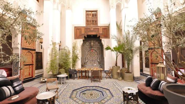 Ein Wohnzimmer mit einem kreisförmigen Teppich und Möbeln