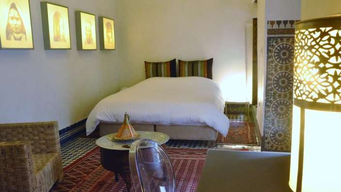 Ein Schlafzimmer mit einem Bett und einem Tisch