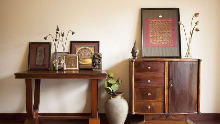 Ein Holztisch mit Bildern und einer Vase darauf