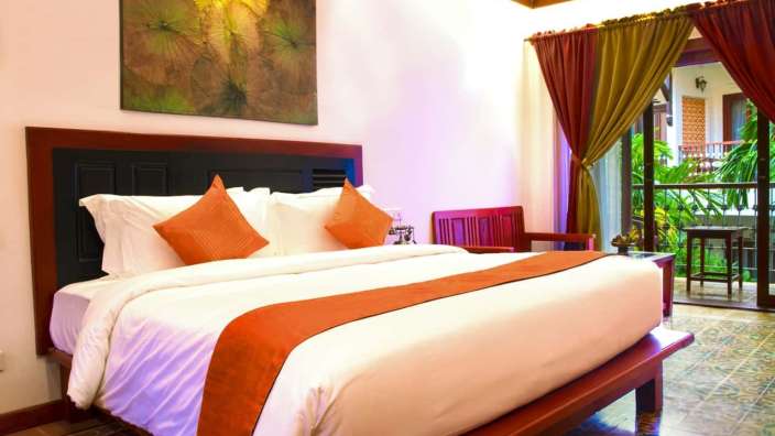 Ein Hotelzimmer mit einem Bett und einem Stuhl