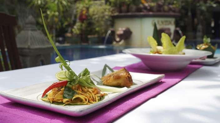 Ein weißer Teller mit einem Stück Nahrung auf einem Tisch