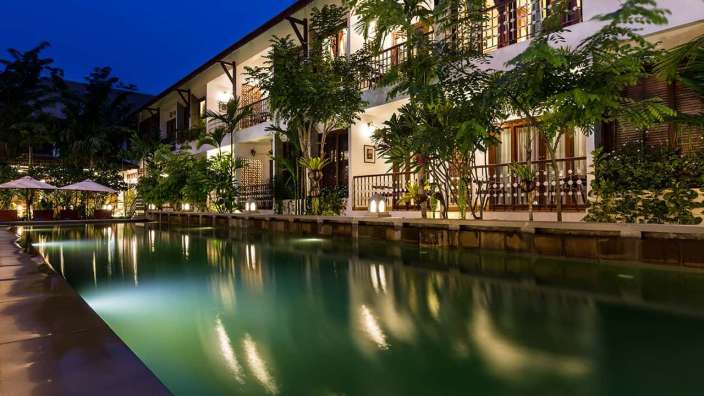 Ein großer Swimmingpool in der Nähe eines Hotelgebäudes