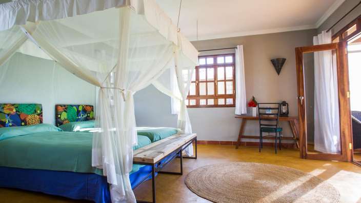 Ein Schlafzimmer mit zwei Betten und einem Tisch