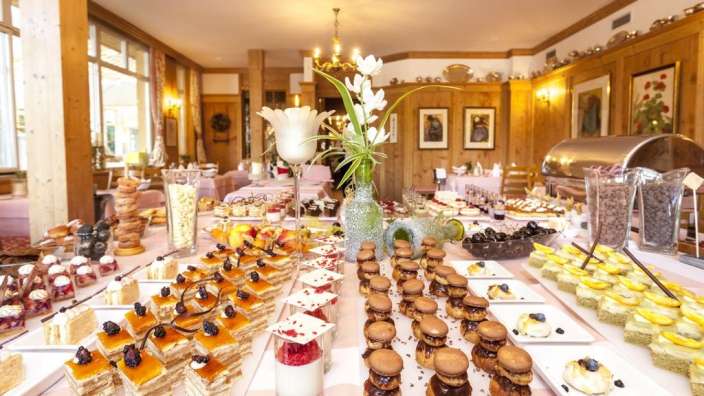 Ein Buffettisch mit vielen kleinen Desserts darauf