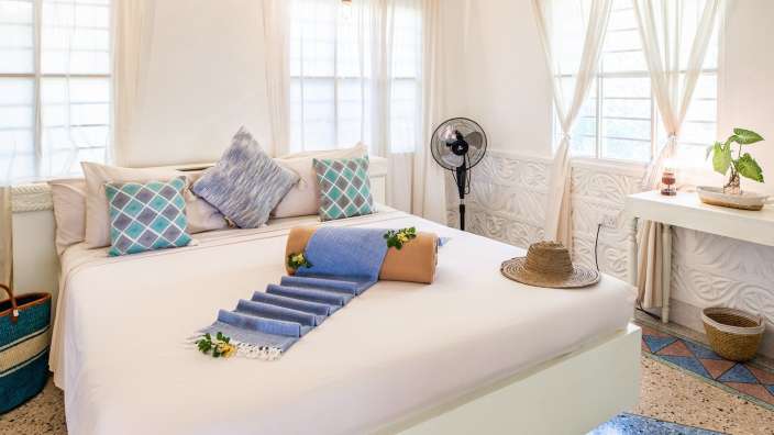 Ein Schlafzimmer mit einem Bett und einem Ventilator