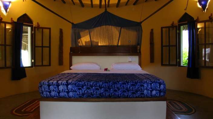 Ein Bett mit einem blauen Bettbezug mit Elefanten darauf