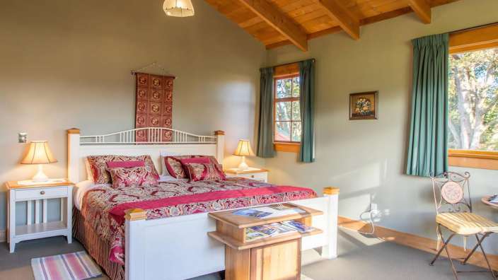 Ein Schlafzimmer mit einem Bett und zwei Nachttischen