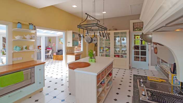 Eine Küche mit einer großen Insel und vielen Töpfen und Pfannen