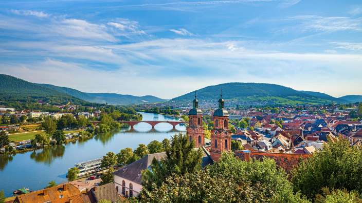 Eine Stadt mit einem Fluss und einer Brücke dahinter