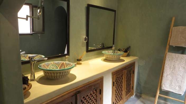 Ein Badezimmer mit zwei Waschbecken und einem Spiegel