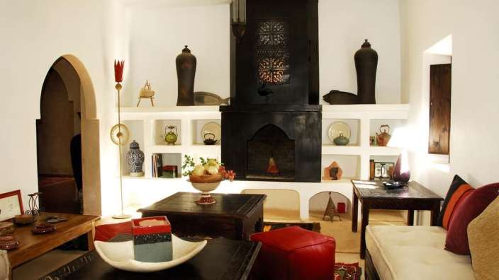 Ein Wohnzimmer mit einem schwarzen Kamin und vielen Möbeln