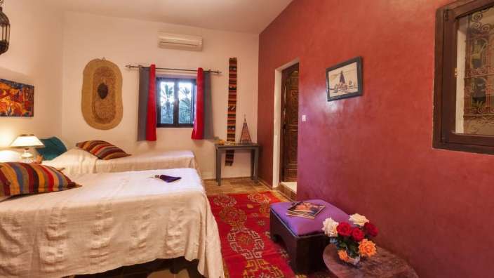 Ein Schlafzimmer mit zwei Betten und einem Tisch