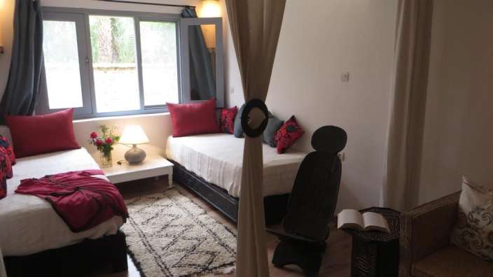 Ein Schlafzimmer mit zwei Betten und einem Stuhl