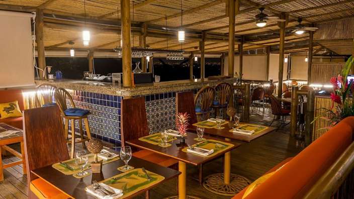 Ein Restaurant mit Tischen und Stühlen und einer Bar