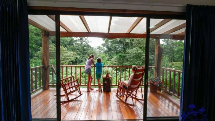 Eine Frau und ein Kind stehen auf einem Holzdeck