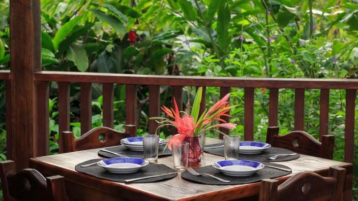 Ein Tisch mit blauen und weißen Tellern und Gläsern