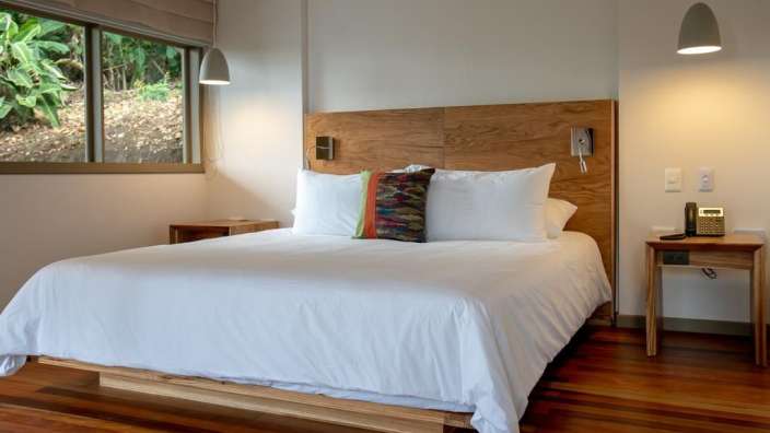 Ein Schlafzimmer mit einem Bett und zwei Nachttischen