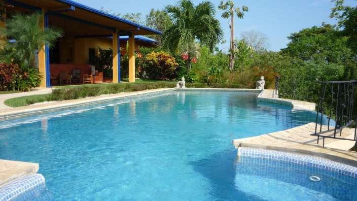 Ein großer Swimmingpool mit einem Haus im Hintergrund