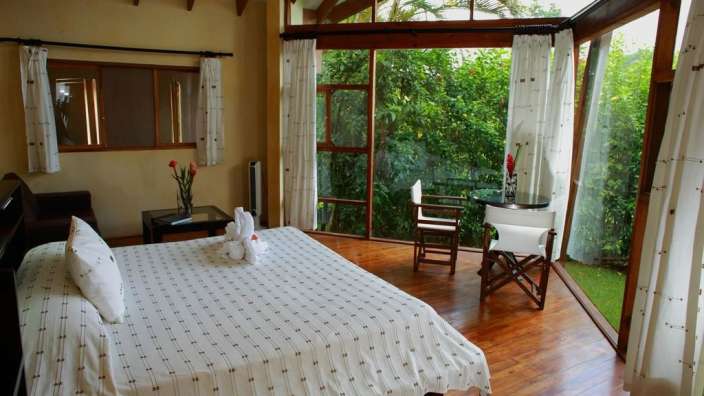 Ein Schlafzimmer mit einem Bett und einem Stuhl