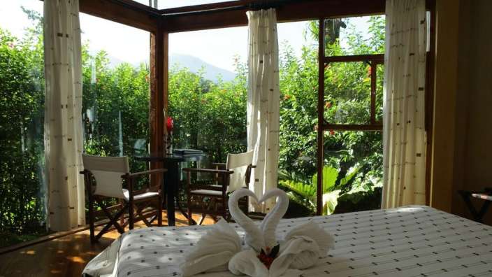 Ein Schlafzimmer mit einem Bett und einem Stuhl